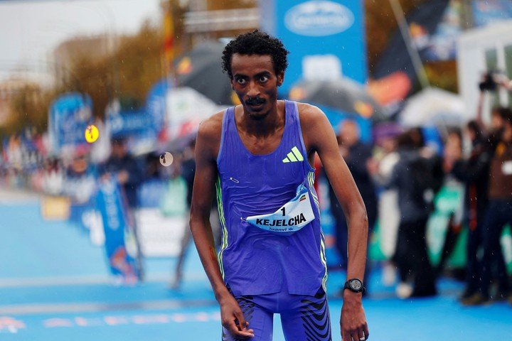 Alissonofabitch's tweet image. Si hoy has tenido un día de mierda, piensa en el etíope Yomif Kejelcha, quien cruzó la meta con un tiempo de 1:59:41 en el Maratón de Londres, pero nadie nunca jamás se acordará de él pese a bajar de las 2h, porque llegó 11 segundos más tarde que el primero.
