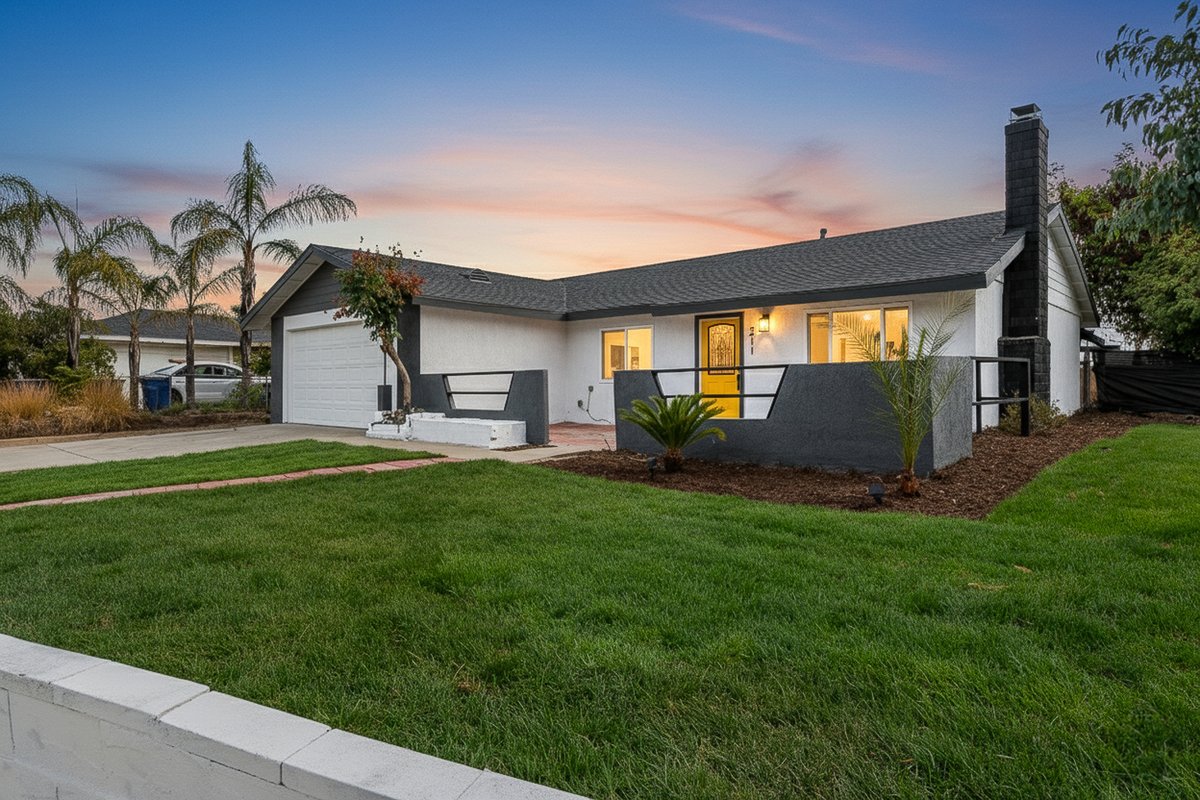 JoeHoms4RE's tweet image. Dreams do come true! 🏡✨ Just helped a wonderful family unlock the door to their perfect home. Ready to make your own move? Your story could be next—let’s find the home you’ve been dreaming of!

Reach out today! 📲

#HomeSweetHome #DreamHome #RealEstateSuccess