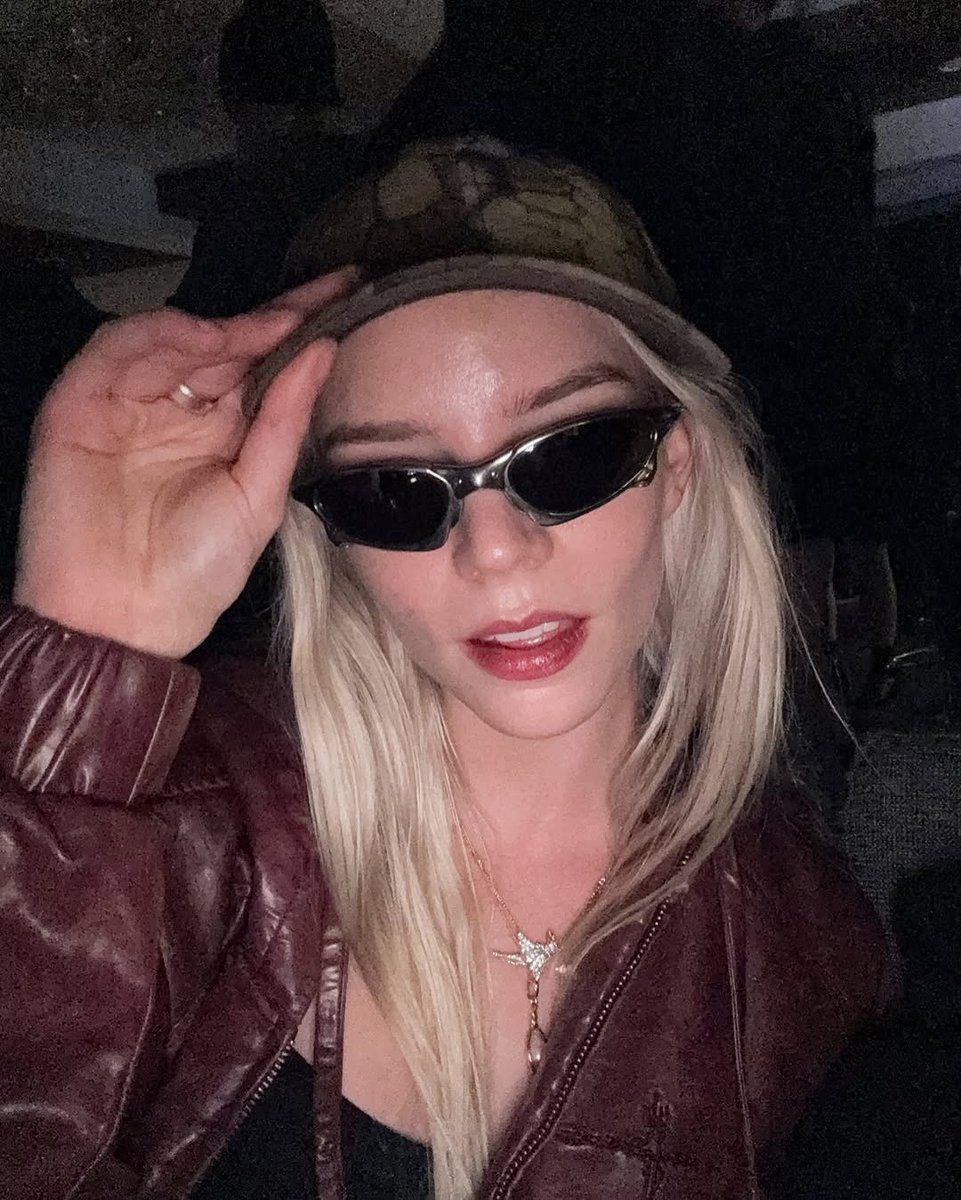 hourly anya taylor-joy tweet media
