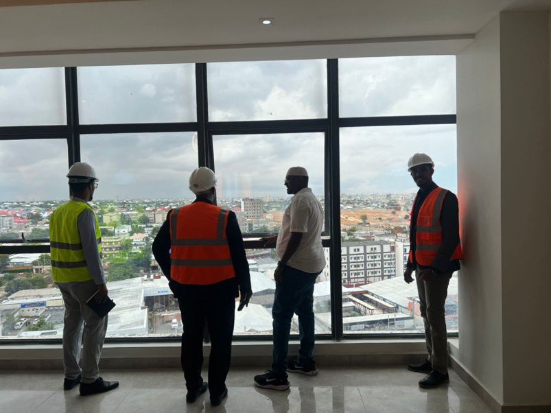 sntvnews1's tweet image. The Director and team of the #Somalia Investment Promotion Office (SOMINVEST) at the Ministry of Planning, Investment, and Economic Development toured the near-complete Dahab Tower, one of Somalia’s leading real estate developments by @Dahabshil.

Projects like Dahab Tower