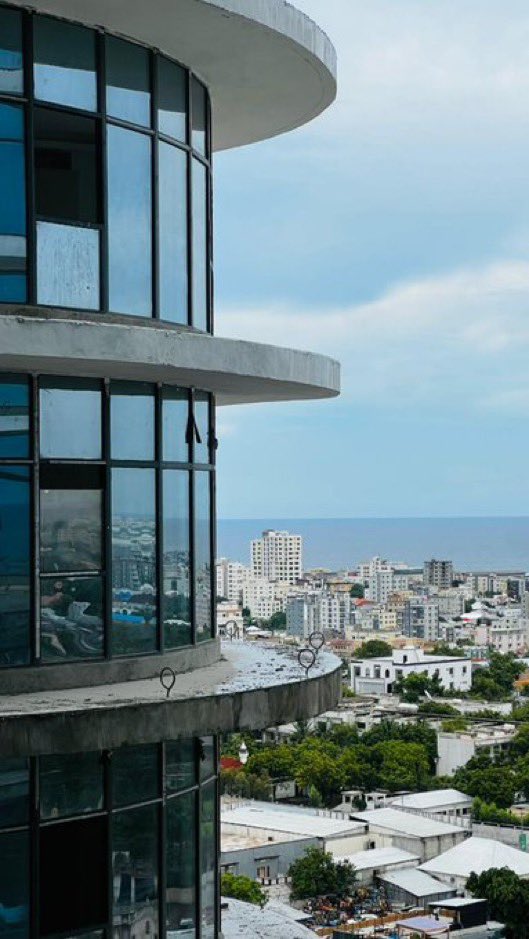 sntvnews1's tweet image. The Director and team of the #Somalia Investment Promotion Office (SOMINVEST) at the Ministry of Planning, Investment, and Economic Development toured the near-complete Dahab Tower, one of Somalia’s leading real estate developments by @Dahabshil.

Projects like Dahab Tower