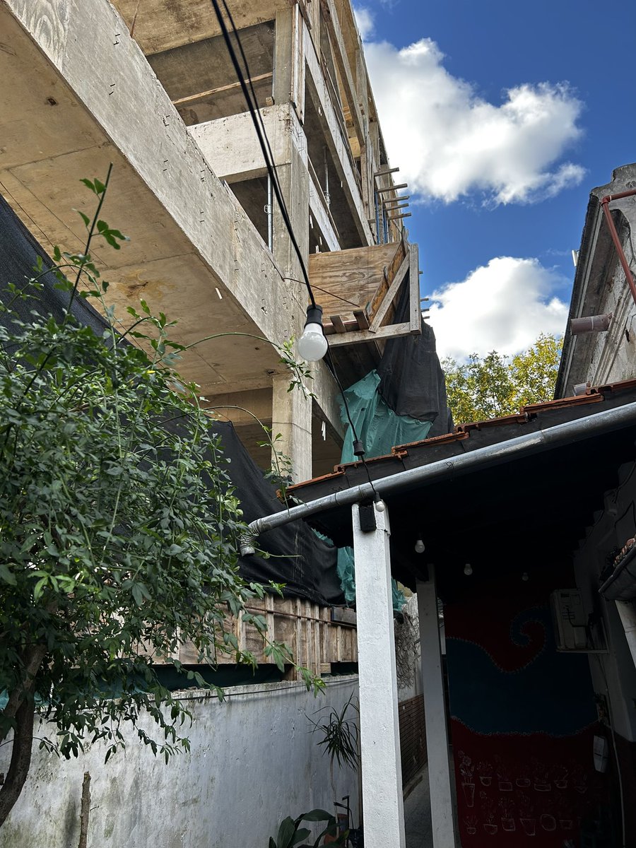 tomidelri0's tweet photo. Tener una construcción al lado, y que caigan cosas y sin embargo hacer denuncias a la fiscalía y no pase absolutamente nada. Hablar con el arquitecto y se haga el boludo… Esto pasa todos los dias, en Capital, Colegiales. https://t.co/CqgLn3mHbf