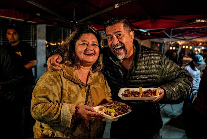 LaJornadaBC's tweet image. ASISTEN MÁS DE 17 MIL AL FESTIVAL DEL TACO DE BC EN MEXICALI

La alcaldesa Norma Bustamante destacó la hermandad demostrada entre municipios, que se unieron para "celebrar la gastronomía local"

#Mexicali #NoticiasDeMexicali #Taco 

f.mtr.cool/jkhsqpheio
