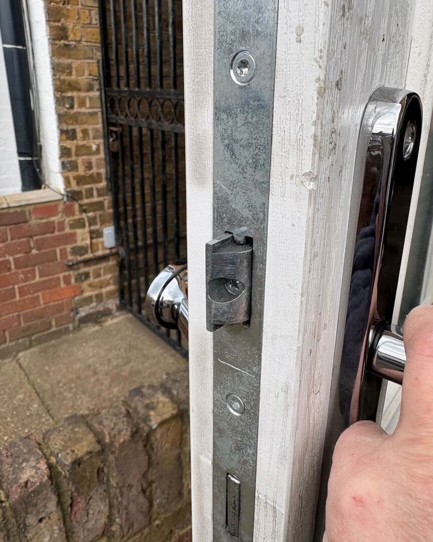 LocksmithTwick's tweet photo. New composite door lock replacement Locksmith Teddington https://t.co/Khfkomp6I8