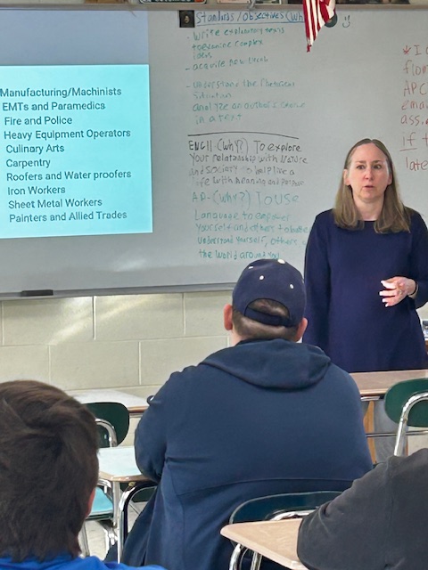 APMikeLavelle's tweet photo. Amy Scribner from RivereastSTC spoke to all of Mr. Bostock's classes today about the benefits of working in the skilled trades fields after high school. 👩‍🔧🛠️🔨⚡️🔌🔋🧱👷🏗️👷‍♂️🚒👷‍♀️ https://t.co/eaZvjXLYHV