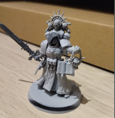 ratacol's tweet image. De la mano del increíble Hugo Llera, os traigo a un personaje de los Ángeles del Ocaso: Francesc, señor de la Orden del Sepulcro Eterno Castellano de La Atalaya y Primer Custodio del Velo.  Es el tercer pilar del mando del capítulo, tras los senescales. #Warhammer40K #lore