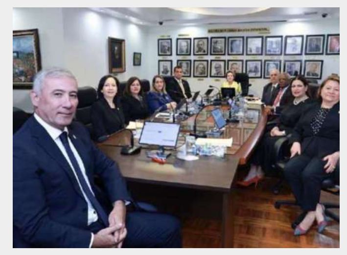 ESO de que el LOCO sale  FAVORITO en todas las Encuestas tanto en Popularidad como de Intención del Voto, tiene a la Oposición y porqué no decirlo hasta a la misma Corte Suprema con el Hígado y la Vesícula en malas condiciones. Aló y el Principio de Especialidad para cuándo.