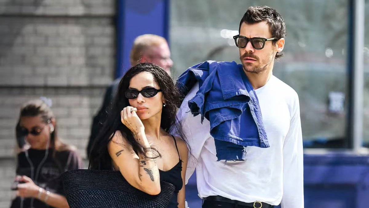 24_morelos's tweet image. ¡ES OFICIAL! HARRY STYLES ESTÁ COMPROMETIDO CON ZOË KRAVITZ

En días pasados, #PageSix dio a conocer que el cantante #HarryStyles se había comprometido con la actriz Zoë Kravitz.

Este lunes, la revista #People confirmó dicha información, haciendo oficial el compromiso de las
