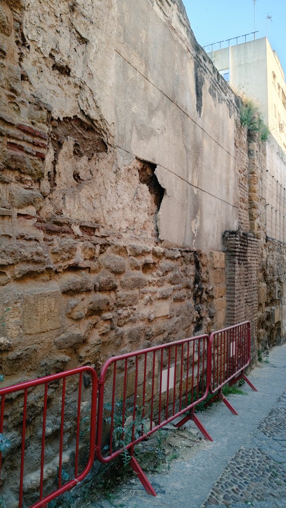 La primera foto es de febrero de 2025. La segunda, de hoy mismo. 14 meses después, la muralla de calle Adarve sigue igual o peor. Eso sí, vendemos nuestro centro histórico como Patrimonio de la Humanidad. De absoluta vergüenza. <a href="/ayuncordoba_es/">Ayuntamiento Córdoba</a> <a href="/vecinoscentroco/">Vecinoscentrocordoba</a> <a href="/muevtcordoba/">Movilidad Córdoba</a>