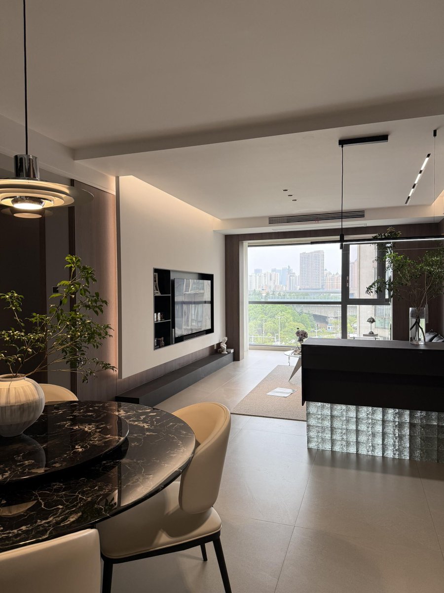 fifine69's tweet image. Cozy Sunday vibes!  Wrapped in a fuzzy blanket, flipping through a book—sunlight’s the best decor. Who’s with me #HomeComfort #SlowLiving