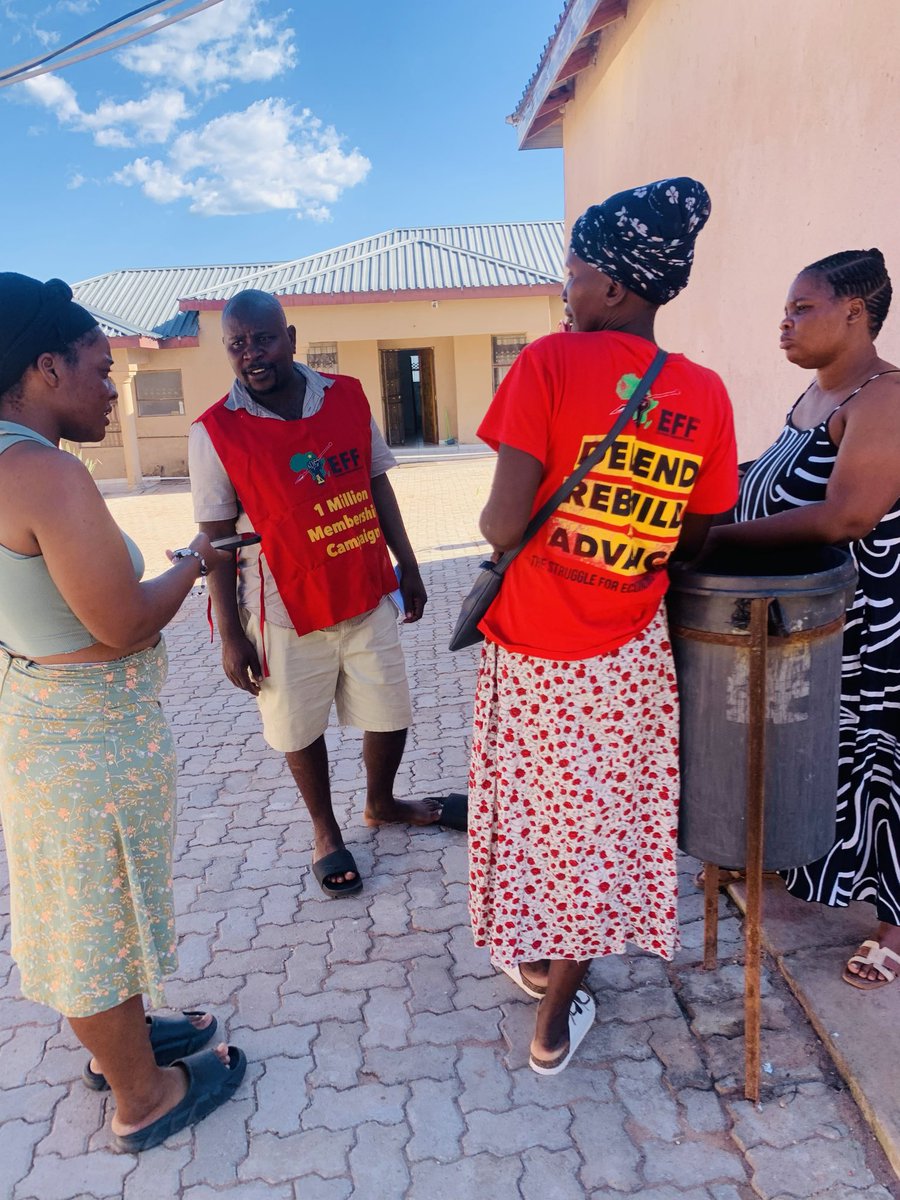 divhambelemaano's tweet photo. #RegisterToVoteEFF Mutale cluster doing door to door registration campaign at Thulamela ward 3 https://t.co/l7ATrU2sly