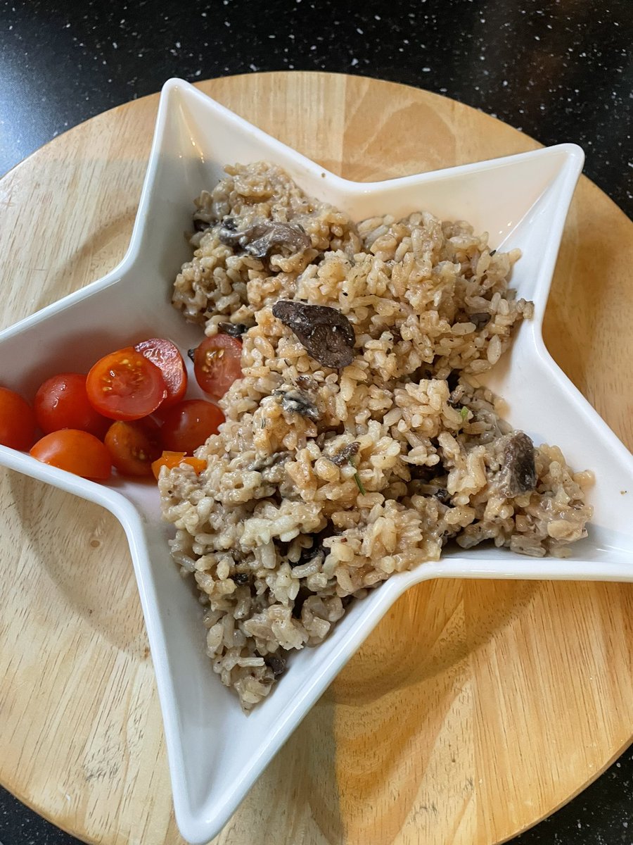 devereux1655's tweet image. Plate of choice and a simple mushroom risotto for tonight- very long day today- what are u all having for tea? #tea #risotto #food #star