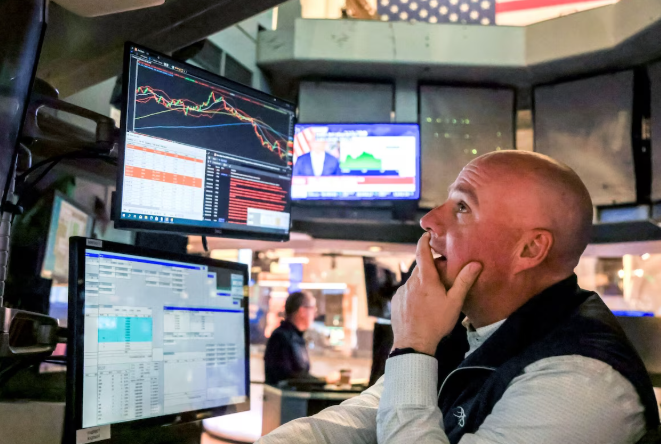 NoticiasEcon's tweet photo. 📊 Mercado mixto: suben las acciones argentinas, pero caen los bonos y sube el riesgo país, en un contexto global de cautela por la tensión en Medio Oriente y el alza del petróleo.
#EconomíaARG #Mercados #Bonos https://t.co/ccgIfzoATK