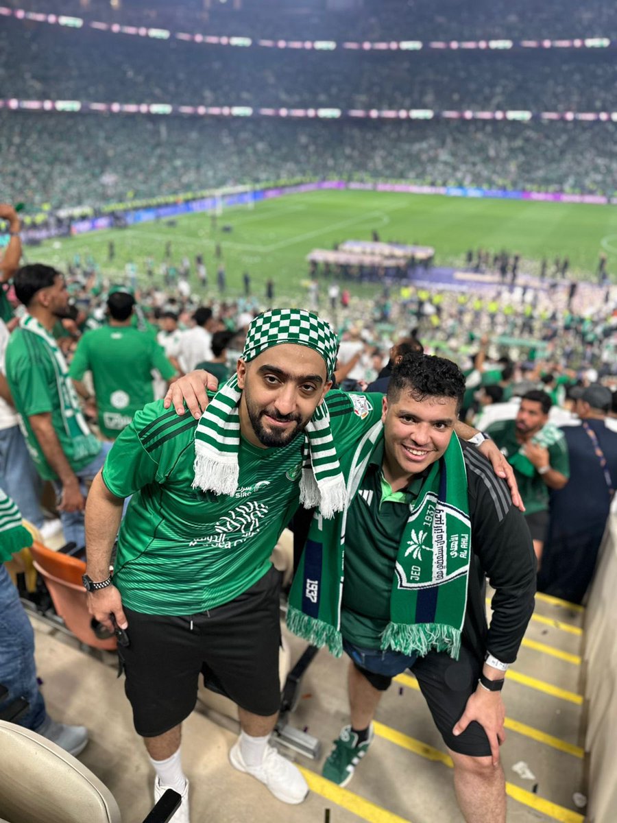 الشيء اللي عشته في الملعب في نهائي النخبة ماعشته ولا شفته أبدًا في حياتي
حضرت نهائيات وبطولات للأهلي كثير
وحضرت في اغلب ملاعب الصفوة في اوروبا

حتى نخبة الموسم الماضي

ماشفت فيها الصخب والجنون اللي كان يوم السبت الماضي

عشت ليلة انحصرت فيها الدنيا داخل اسوار الجوهرة

الحمد لله 💚