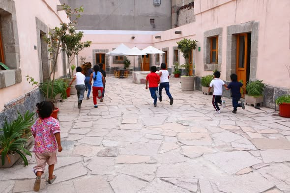 Centro_CDMX's tweet image. ¿#SabíasQue la casa ubicada en la calle de Manzanares 25 fue construida a principios del siglo XVI y es la más antigua que existe en el Centro Histórico?
Actualmente es un centro cultural para las infancias del barrio de La Merced, un espacio que abre nuevas formas de aprender.