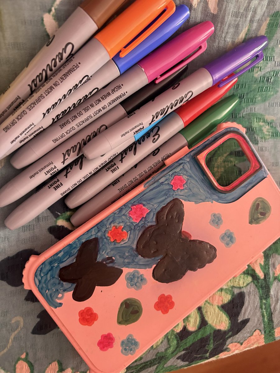 Encontré una vieja funda de teléfono y decidí hacerle una obra tipo Van Gogh