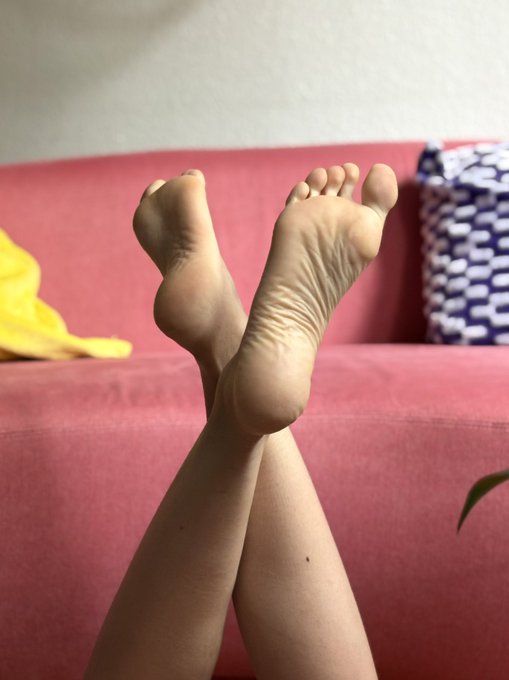 LiveLifeFeet tweet media