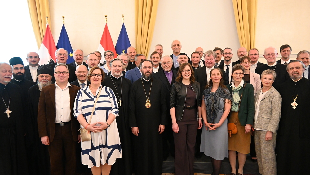Kathpress_Wien's tweet photo. Die österreichische Regierung wird am bewährten Modell des konfessionellen Religionsunterrichts nicht rütteln. Das hat Kultusministerin @claudiabauer_at  Montagabend beim Osterempfang im Bundeskanzleramt betont: https://t.co/JLChhp85EN https://t.co/ZXrCVbt8Kr