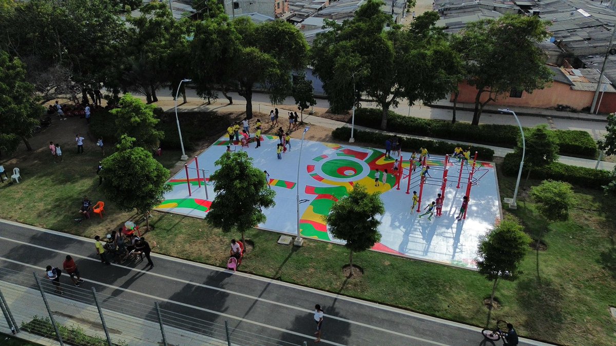 Ya abrió sus puertas el nuevo Parque Estadio en Sabanagrande que beneficiará a más de 127.000 personas. Te dejamos datos importantes:

🏟️ Construido en un área de 20.000 m2
⚽️ Cancha de fútbol con especificaciones FIFA
🙌🏻 Aforo para 1000 personas en graderías
🏃🏻‍♂️ Pista de