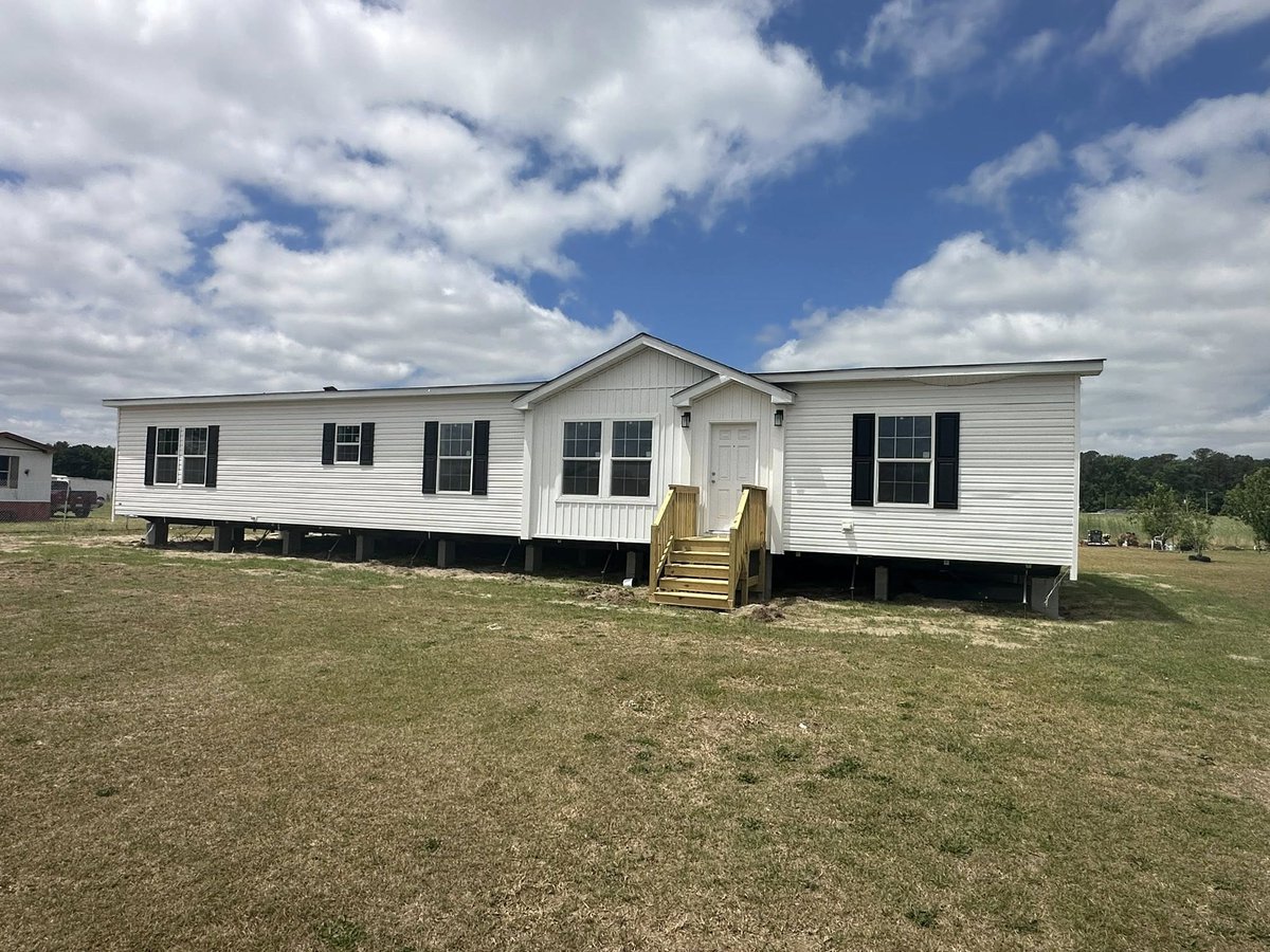 modern_housing's tweet photo. This one is coming along nicely. All trades are wrapped up and we’re ready for the underside inspection. Next up: finishing the interior and exterior trim, then getting started on the brick skirting.
Let’s keep this one moving! 📷
#mobilehome #doublewide #newhome #constructionprogress