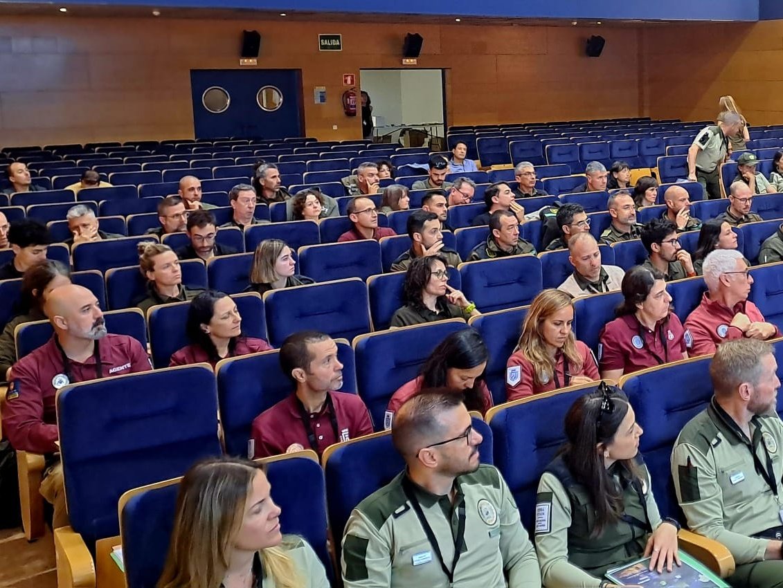 AFMACANCanarias's tweet photo. #AgentesdeMedioAmbiente del @CabildoTenerife y @GranCanariaCab asisten a las "I Jornadas Nacionales de Investigación de Incendios para #AAFFMM", organizadas por @AEAFMA, en colaboración con @uclm_es e @inafo_oficial, en el Aula Magna de la Facultad de Bellas Artes de Cuenca. https://t.co/DCwDAG9tXi
