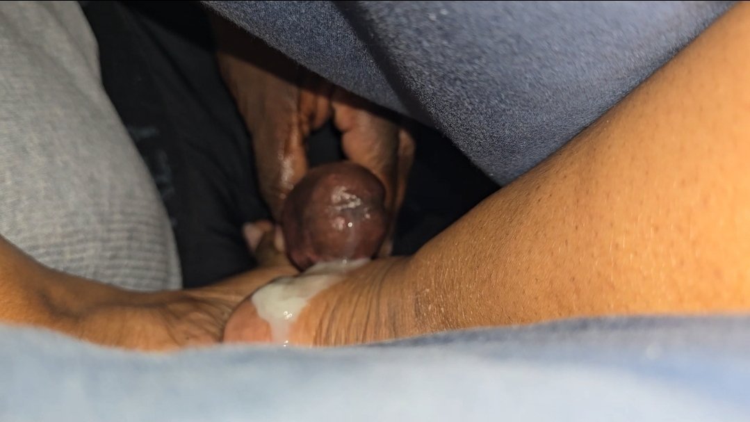 cjsolez's tweet photo. Always leaving cum on my feet. He cant help it. #footjob #cumonfeet #wrinkledsoles https://t.co/Hm4BvLkIgB