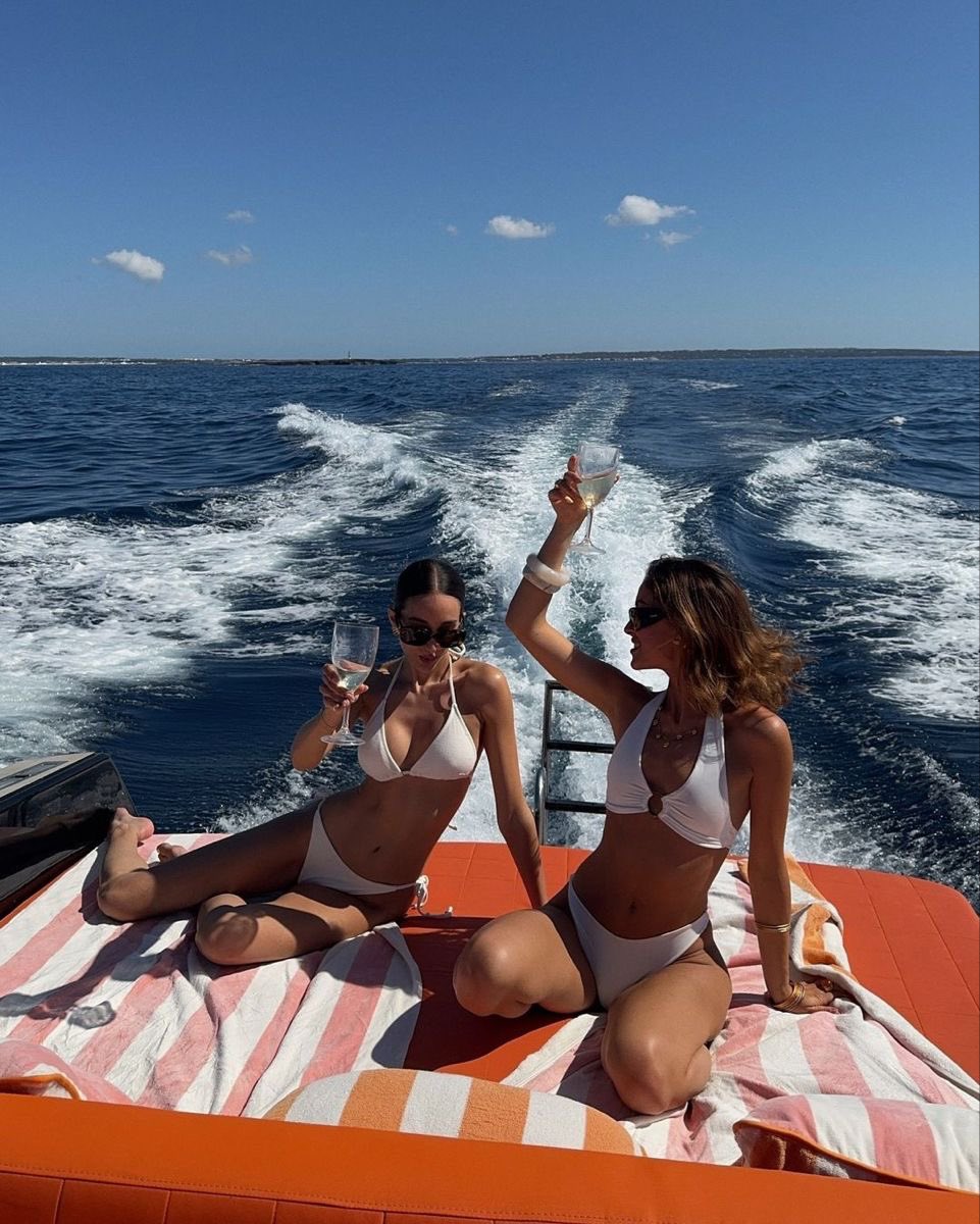 𝒞𝓁𝒶𝓈𝓈𝓎 tweet media