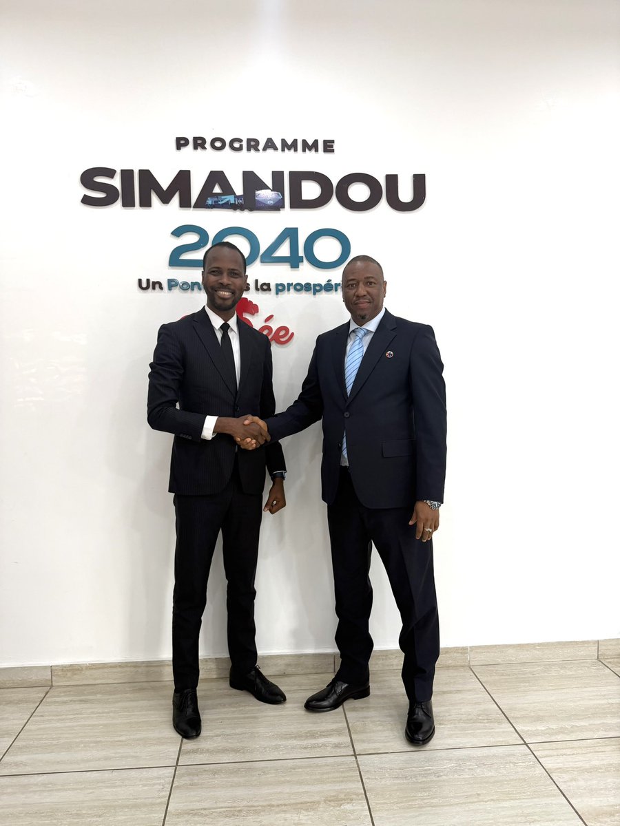 bahoro09's tweet photo. Ce soir, je suis passé rendre visite à notre ministre de la Jeunesse et des sports, M. Cellou Baldé. Nous avons échangé et j’ai eu le plaisir d’écouter un homme plein d’ambition pour la jeunesse et le développement du sport dans notre pays.

Comme beaucoup le savent ici, la jeunesse de ma sous-préfecture est engagée dans la reconstruction de notre maison des jeunes datant des années d’indépendance et qui nécessite aujourd’hui une nouvelle image. Je lui ai présenté le projet ainsi que nos ambitions. Le ministre a pris note, m’a parlé des foyers de jeunes en projet et a promis d’étudier notre demande.

C’est un bon début pour notre sous-préfecture. J’ai foi en lui et en son département pour accompagner cet ambitieux projet que nous portons à cœur.

Merci Monsieur le Ministre pour cet accueil chaleureux.

#Bahoro @dongholtouma.