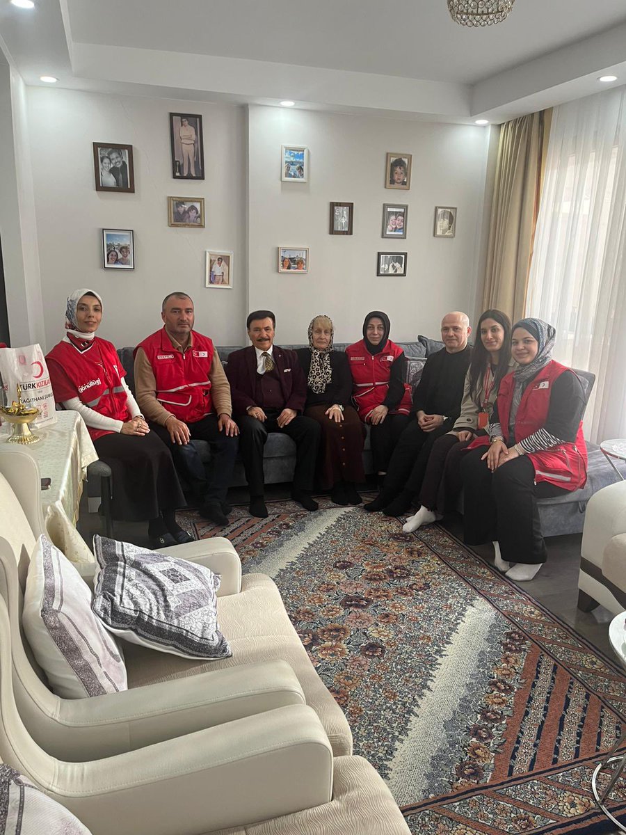 kizilay34kag's tweet photo. Şehitlerimizin aziz hatırası, bizlere emanet edilen en kıymetli değerdir. 🇹🇷

Şehit Metin Kalkan ve Şehit Kadir Kayıkçı’nın kıymetli ailelerini ziyaret ederek yanlarında oldukFedakârlıklarıyla milletimizin gönlünde ebediyen yaşayacak olan kahramanlarımızı rahmet ve minnetle andık https://t.co/Ccyjg9x8EU