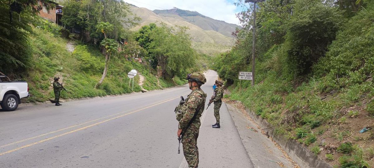 Ejercito_Div3's tweet image. #AEstaHora | Soldados de la #TerceraBrigada del @COL_EJERCITO velan por la seguridad en el corredor vial que comunica el municipio de Dagua con Buenaventura, en la vía al mar en el #ValleDelCauca, tras información que alertaba sobre la posible presencia de artefactos explosivos
