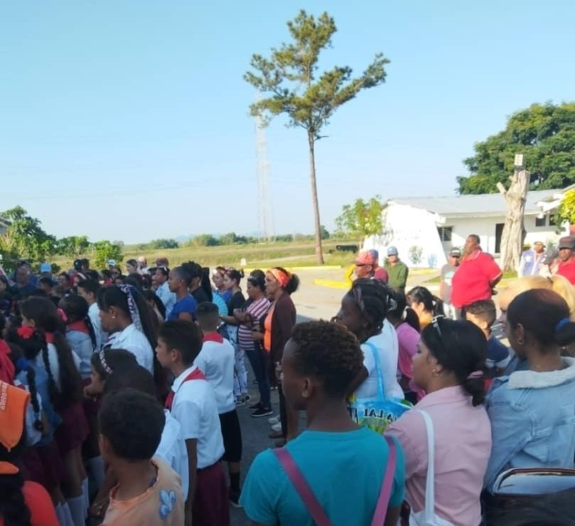 DamarisGallard9's tweet photo. En #PinardelRío en la Empresa Filial Acuicola del municipio de #LosPalacios se  realiza acto de reafirmación revolucionaria 🇨🇺 presente @CitmaPinar  con sus representantes porque #LaPatriaSeDefiende https://t.co/YsHdocxa0t