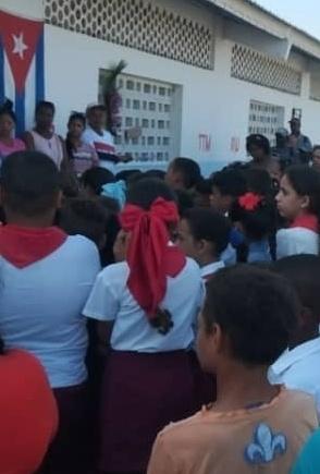DamarisGallard9's tweet photo. En #PinardelRío en la Empresa Filial Acuicola del municipio de #LosPalacios se  realiza acto de reafirmación revolucionaria 🇨🇺 presente @CitmaPinar  con sus representantes porque #LaPatriaSeDefiende https://t.co/YsHdocxa0t