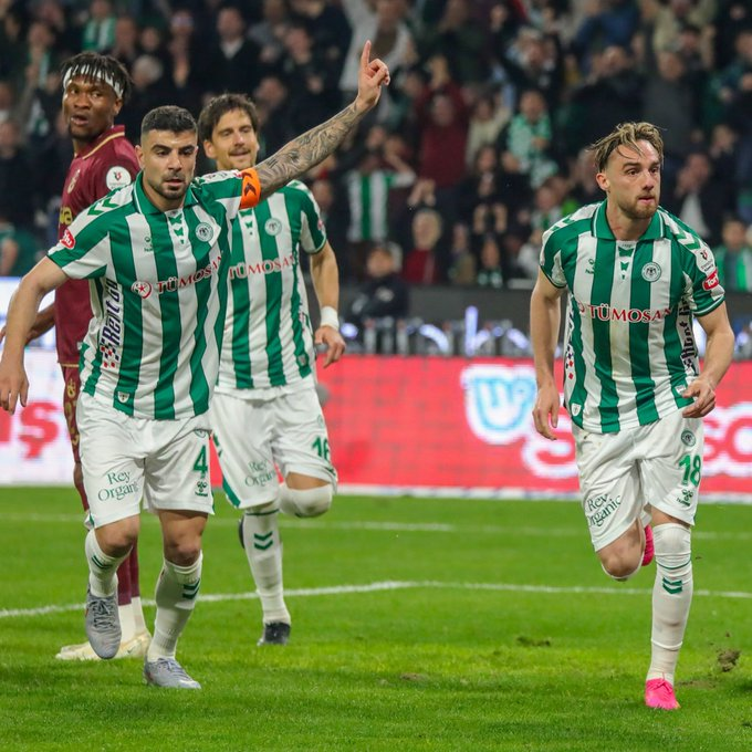 • Trabzonspor'u ağırladığı son iki Süper Lig maçını kazanan Konyaspor, Nisan 2015 - Mart 2016 (2G) arasındaki dönemden beri ilk kez Bordo - Mavilileri üst üste 2 iç saha mücadelesinde yendi.
#KonyasporTrabzonspor