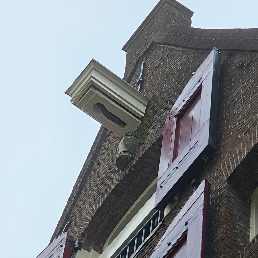 DejanVukos40959's tweet image. #Gevelsteen met ton, Oude Braak 25, #Amsterdam