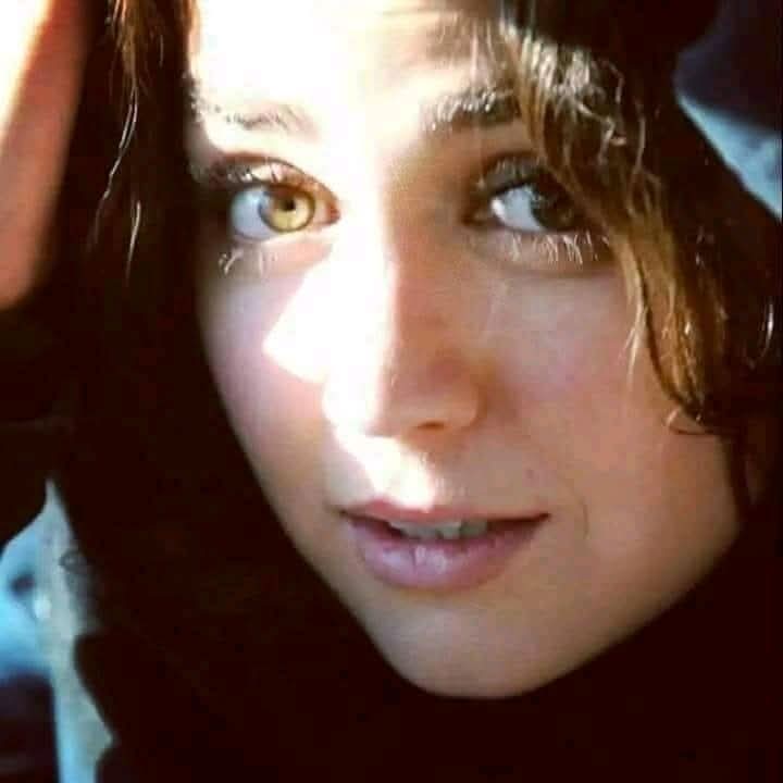 hussainali_87's tweet photo. وصفولي عنك
وردة القداح ريش جناح
زاهي بالسحرْ
وصفولي عنك
شال منك غيظ بستان الورد
والنرجس الرايج سكرْ https://t.co/gZ2PsdV7qf