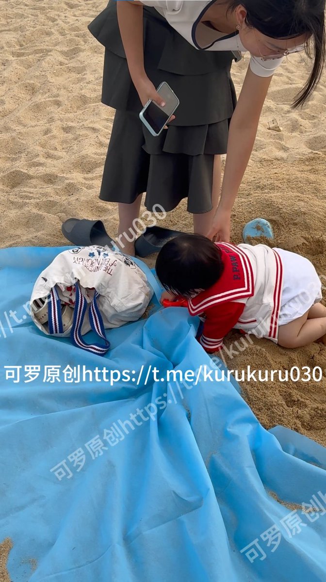 kaguyaa420's tweet photo. 在海滩跟孩子玩的时候弯腰走光
原创高抄預覽群連結 https://t.co/w7s1NJqOab #走光 #高抄 #拍胸 #偷拍 #原创 #离罩 #奶子 #胸チラ https://t.co/hxXOyA4gLY