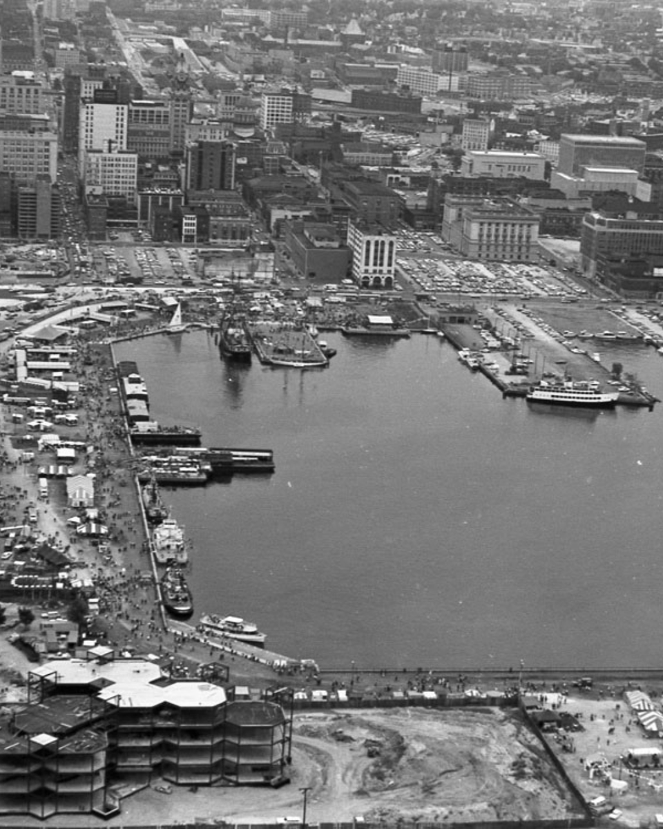 bmoreheritage's tweet image. This Sunday! Join us on a tour of the Inner Harbor and learn about how it evolved from a working dock to a center of Baltimore tourism. Register here: baltimoreheritage.org/event/inner-ha… 
#baltimore #walkingtour #history #architecture