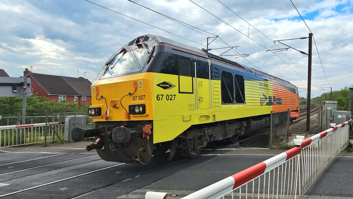 Harrod15S's tweet image. Thunderbirds are go !!!!
#ECML thunderbird 67027 passing through Dock Hills LC approaching Doncaster this afternoon 27/04/26 no pathing it just popped up 😲 #class67 #trains #Doncaster #Colas