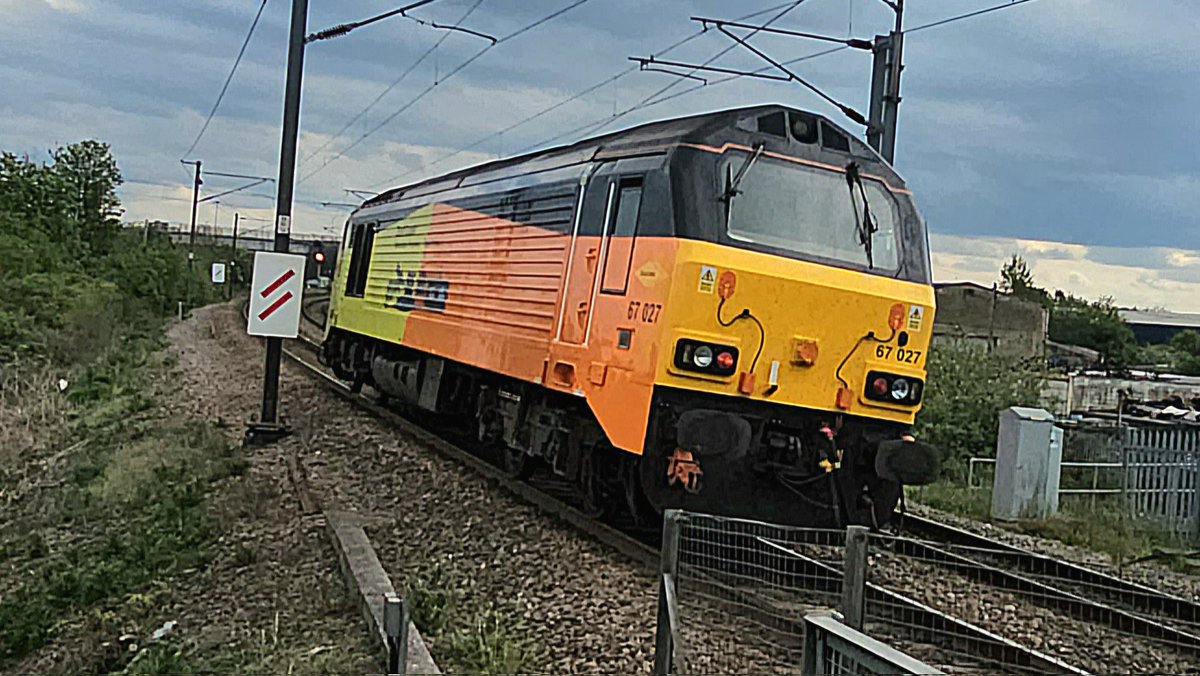 Harrod15S's tweet image. Thunderbirds are go !!!!
#ECML thunderbird 67027 passing through Dock Hills LC approaching Doncaster this afternoon 27/04/26 no pathing it just popped up 😲 #class67 #trains #Doncaster #Colas