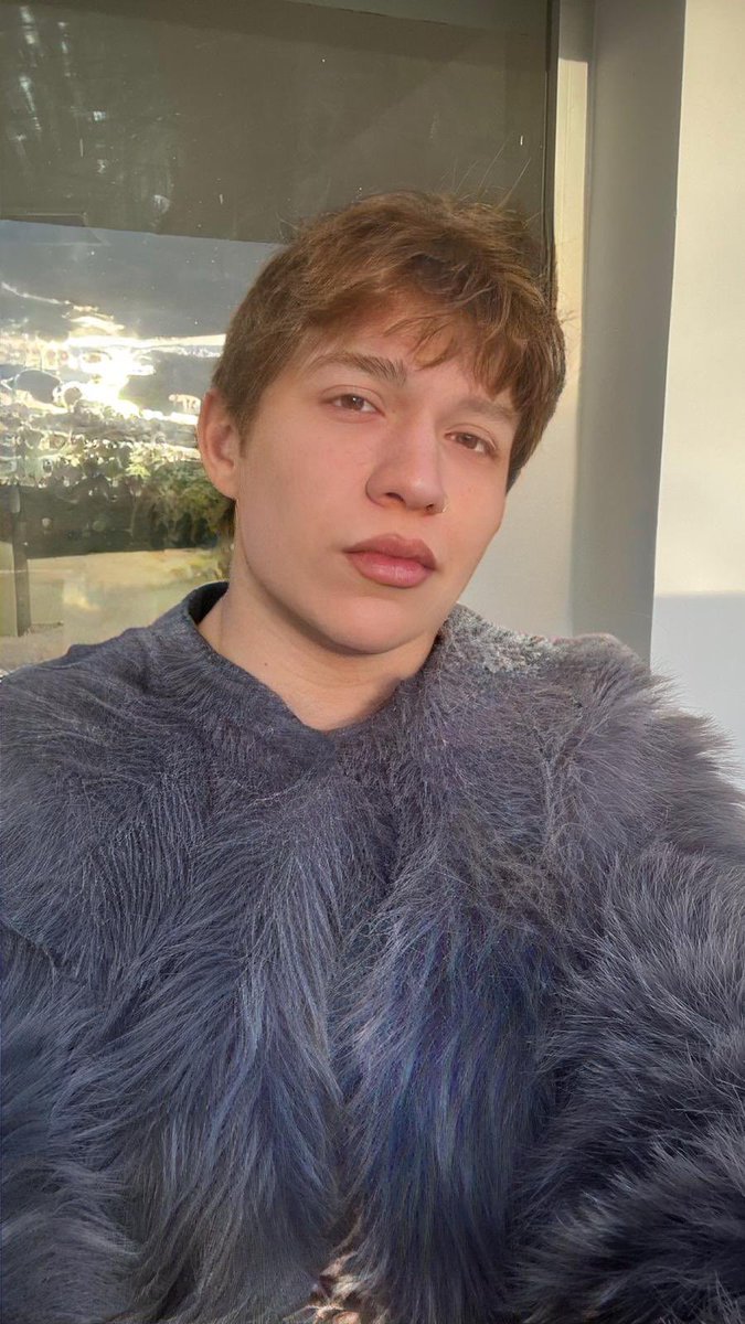 abi ben harbi yakışıklıymışım bu oğlanı bulalım kankalar elden ele iletelim lütfen
