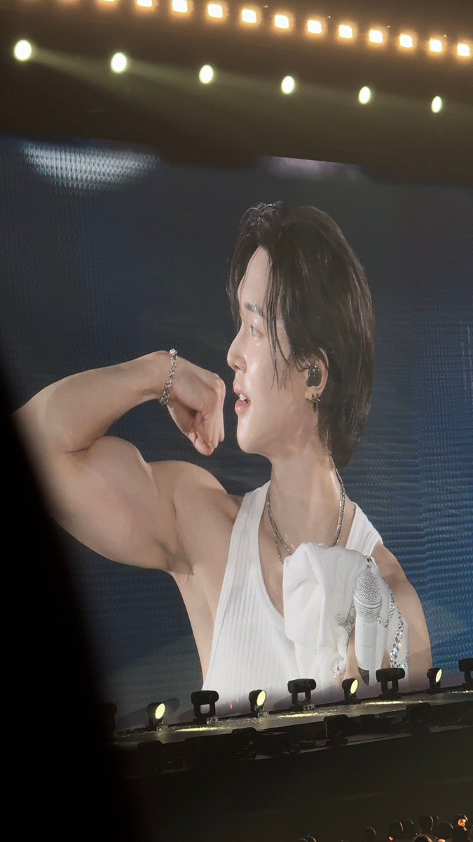 flexing idol tweet media