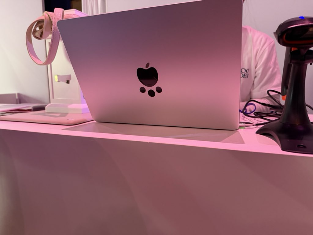 HonmaKainaU's tweet photo. NIZOO仕様のMacBook可愛すぎん？ https://t.co/UyjqHqG2Xz