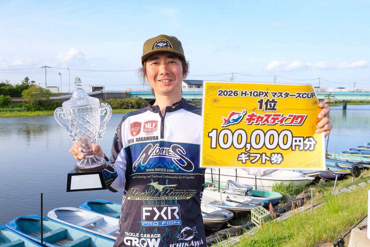 fisherman_ryou's tweet photo. U-30ドリームトーナメントの優勝特典でH-1 GPX マスターズCUPに出場し、3,500gをウェイイン。
優勝という大変光栄な結果を収めることができました🏆

今大会においてメインルアーとなったのは、ノリーズ「ギルトップ」

フロントには大型トレブルフック、リアにはスイベルとブレード付きダブルフックを備えた仕様で、カバー周辺における高いアピール力と、バイトへ持ち込むための“間”を演出できる点が大きな武器となりました。

当日は、ブッシュ、レイダウン、オーバーハングといった、誰しもがテキサスリグやラバージグをアプローチしたくなるようなバンク際を中心に展開。

そこに対して、ギルトップをピッチングやフリッピングで丁寧かつ正確に送り込み、着水後すぐには動かさず、数秒間のステイを意識しました。

バスがルアーを認識し、浮き上がってくる時間を十分に与えたうえで、軽くワンアクション入れて2本の貴重な魚をバイトへ持ち込むことができました。

カバーに潜む魚をトップウォーターで浮かせて喰わせるという、ギルトップの特性を活かした超接近型のゲーム展開が、今回の結果に結びついたと感じております。

大会を開催・運営してくださった関係者の皆様、参加された選手の皆様、そして日頃よりサポートしてくださっている皆様に、心より御礼申し上げます。

今回の結果に満足することなく、今後も一戦一戦を大切にしながら、自分自身の釣りをさらに磨き、より良い結果を追い求めてまいります💪

ありがとうございました🙇🏻‍♂️

rod. ロードランナーストラクチャーSTN670H
reel. ジリオン TW HD 1000XHL
line. アブソルートAAA ♯20lb
lure. ヒラトップ ♯ゴールデンギル

Photo by 市川 喜栄

#NORIES 
#FXRPROFISHJAPAN 
#ICHIKAWAFISHING
#TACKLEGARAGEGROW