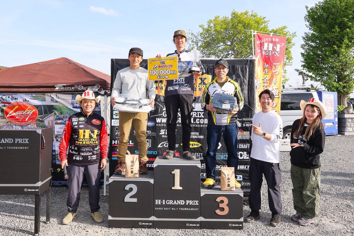 fisherman_ryou's tweet photo. U-30ドリームトーナメントの優勝特典でH-1 GPX マスターズCUPに出場し、3,500gをウェイイン。
優勝という大変光栄な結果を収めることができました🏆

今大会においてメインルアーとなったのは、ノリーズ「ギルトップ」

フロントには大型トレブルフック、リアにはスイベルとブレード付きダブルフックを備えた仕様で、カバー周辺における高いアピール力と、バイトへ持ち込むための“間”を演出できる点が大きな武器となりました。

当日は、ブッシュ、レイダウン、オーバーハングといった、誰しもがテキサスリグやラバージグをアプローチしたくなるようなバンク際を中心に展開。

そこに対して、ギルトップをピッチングやフリッピングで丁寧かつ正確に送り込み、着水後すぐには動かさず、数秒間のステイを意識しました。

バスがルアーを認識し、浮き上がってくる時間を十分に与えたうえで、軽くワンアクション入れて2本の貴重な魚をバイトへ持ち込むことができました。

カバーに潜む魚をトップウォーターで浮かせて喰わせるという、ギルトップの特性を活かした超接近型のゲーム展開が、今回の結果に結びついたと感じております。

大会を開催・運営してくださった関係者の皆様、参加された選手の皆様、そして日頃よりサポートしてくださっている皆様に、心より御礼申し上げます。

今回の結果に満足することなく、今後も一戦一戦を大切にしながら、自分自身の釣りをさらに磨き、より良い結果を追い求めてまいります💪

ありがとうございました🙇🏻‍♂️

rod. ロードランナーストラクチャーSTN670H
reel. ジリオン TW HD 1000XHL
line. アブソルートAAA ♯20lb
lure. ヒラトップ ♯ゴールデンギル

Photo by 市川 喜栄

#NORIES 
#FXRPROFISHJAPAN 
#ICHIKAWAFISHING
#TACKLEGARAGEGROW