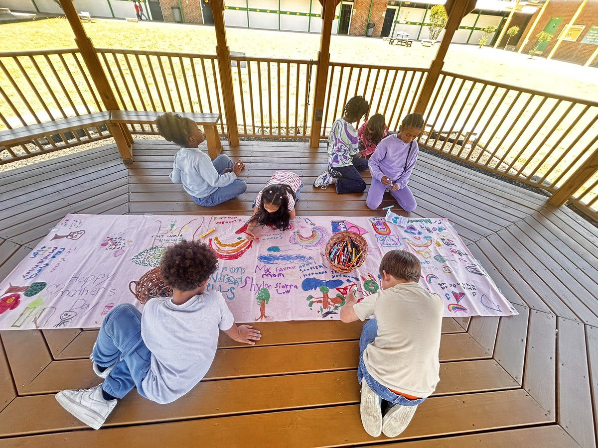 GailMarieBowen's tweet image. As the school year winds down, we reflected on teamwork-sometimes we lean on each other, sometimes we shine on our own. 🎨✨ Students created banners for our upcoming Muffins for Moms, bringing creativity from inside to outside. Such a fun and proud moment! 💛 #ArtClass #Teamwork