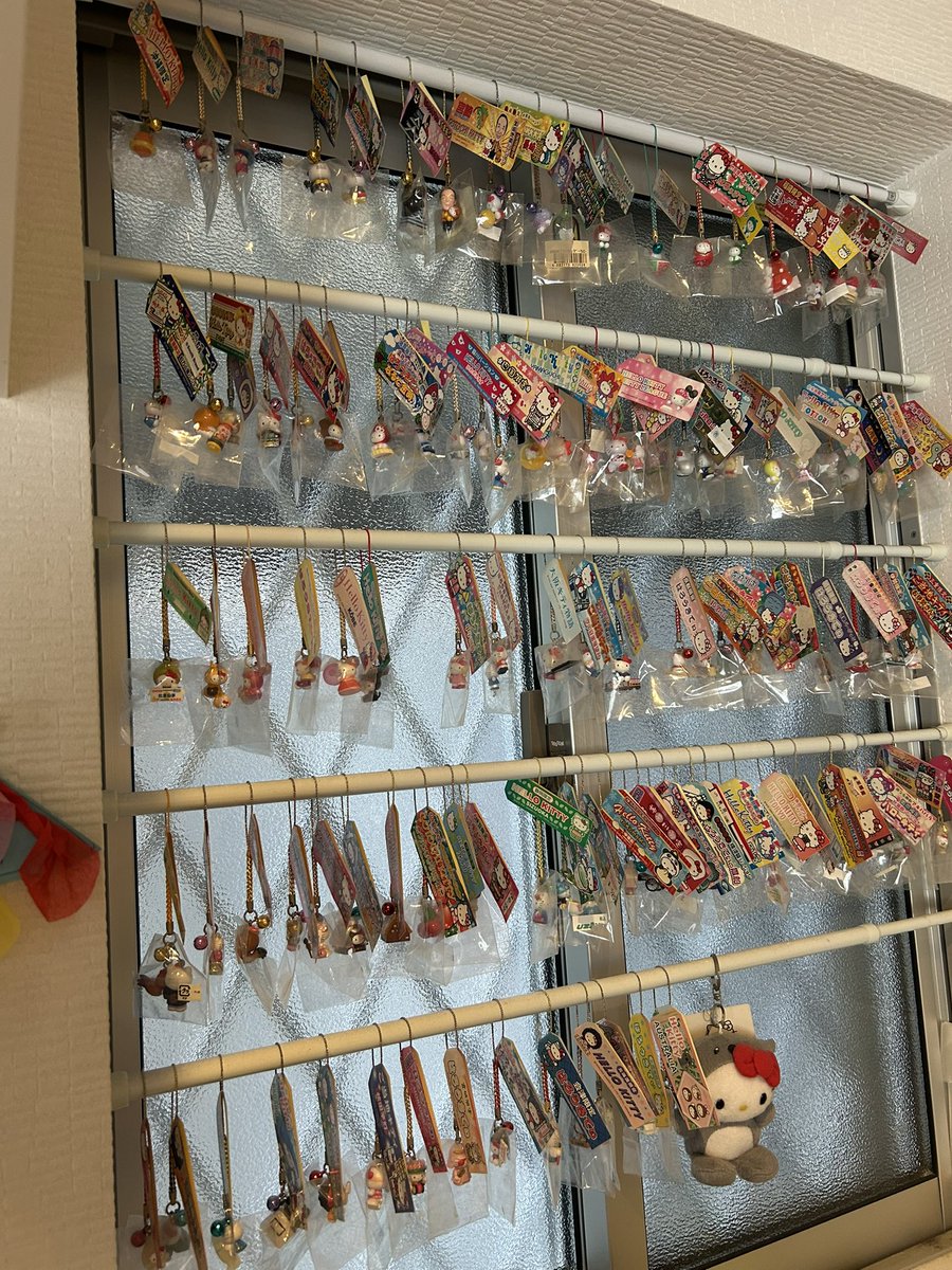 amnos_start_915's tweet photo. ラヴィットでご当地キティクイズやってるけど私も集めてたなぁー🗾✨️
テロップに販売は終了していますってあるけど今はもう販売してないの？！
今も家に飾ってるから来た人は「何これー？！」って言ってそこから話が広がる🤣

 #ラヴィット #ご当地キティ  #ご当地キティクイズ https://t.co/hdNxxqi128