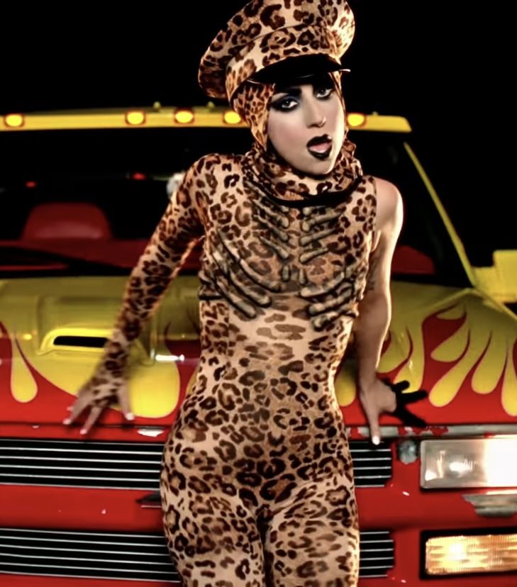 SLov89's tweet photo. @GagaxRen @ladygaga I know it's her. https://t.co/5sBHYwcSAv