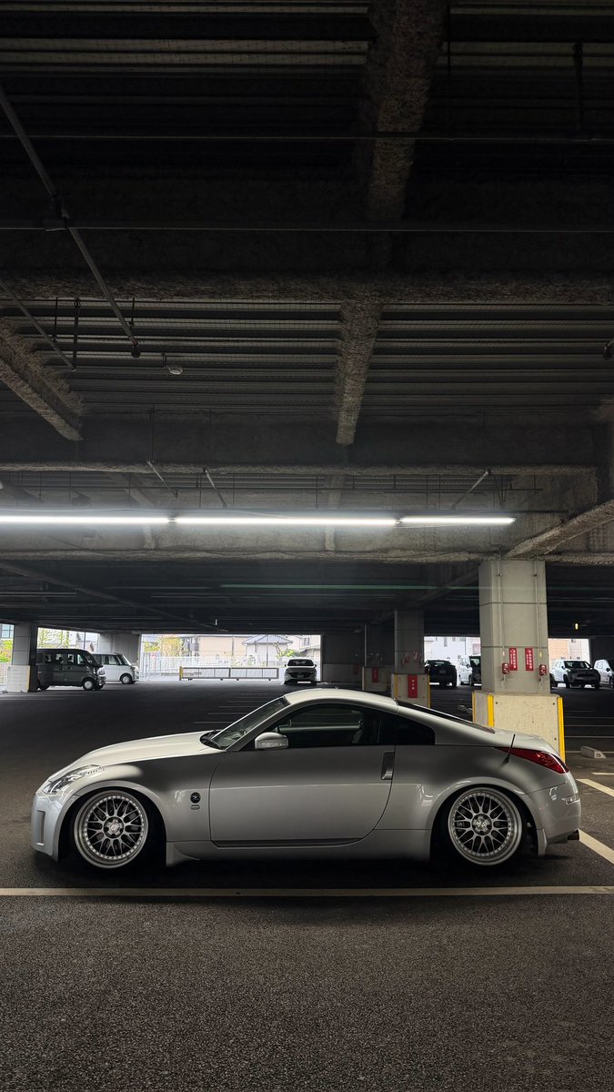 インスタではまだ非公開だけどこっちではえっかって事で🤔🤔

Z33納車ぁぁ！！！🚗³₃

エアロは純正の純ベタ仕様ってやつです🙆

ただ、もう既に腹下すりまくるし、ホイール少しガリったので、Z33詳しい方、フロントホイールがりらない方法教えてください…笑笑