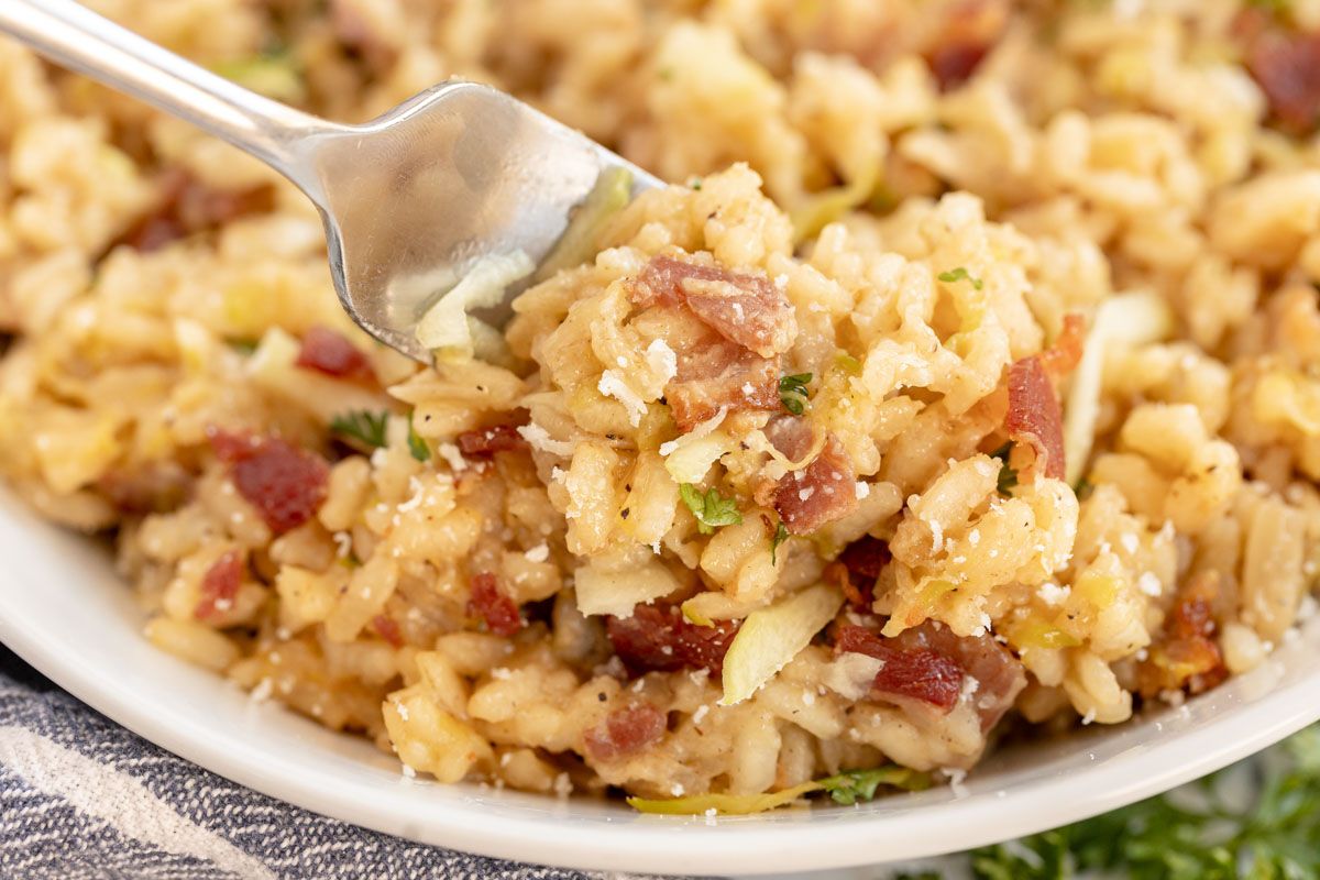 kyleecooks's tweet image. A perfect way to use up summer squash, this creamy Zucchini Risotto is bright and fresh - so yummy! This is a great one pan dinner, or a perfect side.
kyleecooks.com/bacon-zucchini… #bacon #zucchini #recipe #kyleecooks
