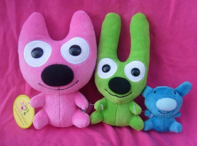 ExploClownNose's tweet photo. @grapoweraid Hey, just a heads up, the person you bought this from, Dakota Land Artifacts, is a known scammer.

The listing you bought was for the 2004 duo plushies, however, he has used a labeling gun to attach Hoops from the "Trio Set" to a Yoyo from the "Duo Set" https://t.co/RnsJptb9gA